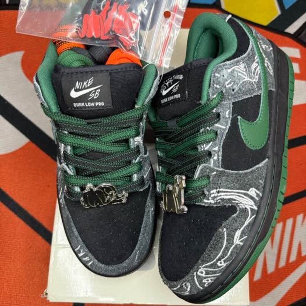 Nike SB Dunk There Skateboards Size 4Y